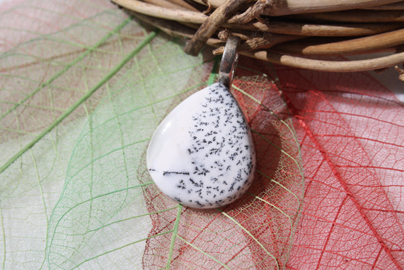 Pendentif en OPALE blanche dendritique / merlinite