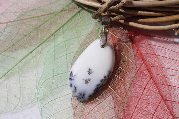 Pendentif en OPALE blanche dendritique / merlinite