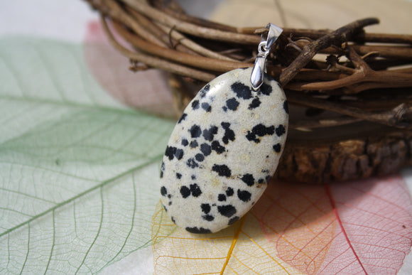 Pendentif en JASPE DALMATIEN