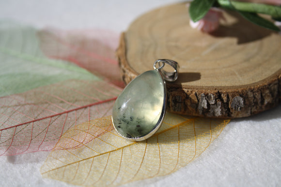 Pendentif en Prehnite naturelle